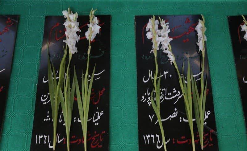 مراسم عطر افشانی از مزار شهدای گلزار آرامستان بهشت معصومه(س) باحضور مدیران شهرداری قم برگزار می شود